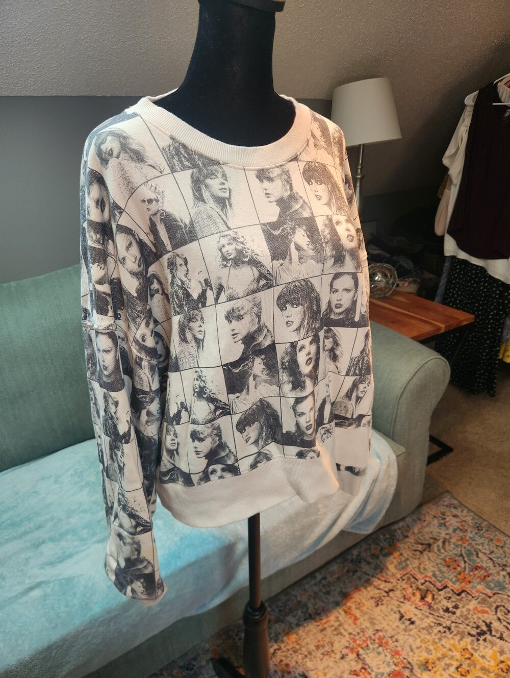 Taylor Swift Eras Tours Official Crewneck Sweatshirt - Black & Cream Large Good! - Picture 5 of 13